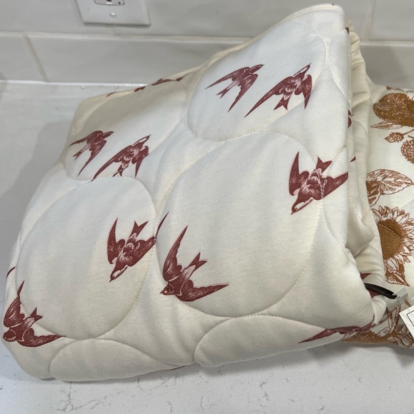 kate quinn Other Kate Quinn Mauve Sparrow Quilt Nwt Poshmark